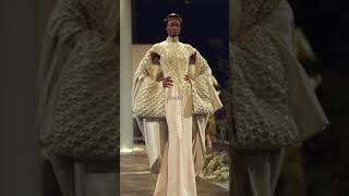 McQueen provou que um designer pode criar estéticas totalmente diferentes em cada marca 🌟