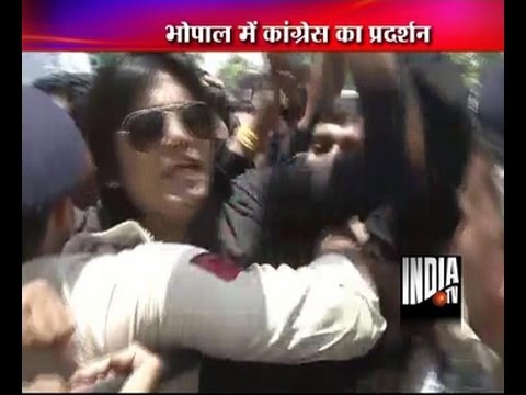 youth - Youth Congress stages protest against Home Minister of Bhopal For more content go to http://http://www.indiatvnews.com/video/ Follow us on facebook at https:...