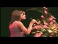Vídeo mostra Rihanna aos 15 anos,desafinando na musica Hero da Mariah Carey
