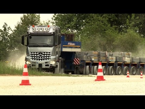 slt - https://twitter.com/motorredaktion Dieser Arocs ist meist auf Baustellen unterwegs. Der Motor ist ein ein Reihen-6-Zylinder, allerdings mit einem Hubraum von...