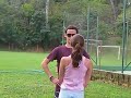 Mari beijando a testa do felipe