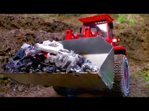 Radlader Arbeitsplatz - Reifenschutzkette kaufen bei http://tobias-braeker.de Buy tyre protection chain at http://tobias-braeker.com Der RC Radlader O&K L25 muss die glühenden Kohle...