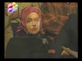 ben, b�yle olmamal?yd?m 
?smini duyunca, boynum d�?meliydi omzuma. 
?�ime bir ate? d�?meliydi 
ayaklar?m?n feri kesilmeliydi. 
kendimden ge�meliydim sonra... 
ad?n? say?klamal?yd?m, ad?m? unuttu?umda 
ama bunu kimse duymamal?yd?, 
seni, mah?ere kadar saklamal?yd?m. 
ben b�yle olmamal?yd?m 
nisan ak?amlar?n? ?slat?rken ya?mur 
bahar, ?ark?lar?n? s�ylerken karanl??a 
�alan her kap?ya `sensin` diye ko?mal?yd?m. 
ayak sesleri gelmeliydi uzaktan 
ben hep sana yormal?yd?m. 
gece y?ld?zlar?n? serpince g�re 
seni g�rmek i�in uyumal?yd?m. 
?ark?lar kime s�ylenirse s�ylensin 
sana diye dinlemeliydim. 
t�rk�ler dolmal?yd? odama, 
ben bir selvi boylu y�rdan ayr?ld?m deyince bir ses 
selvi boylu y�r sen olmal?yd?n 
k�m�r g�zl�m ate?ine d�?eli 
senin i�in s�ylenmi? s�z olmal?yd?. 
bir mey yoklu?una a?lamal?yd? delice 
bir keman, incecik �??l?k olmal?yd? 
ama bunu kimse bilmemeliydi, 
seni mah?ere kadar saklamal?yd?m. 
b�yle olmamal?yd?m, 
kelimeler taif'i ta??y?nca kulaklar?ma 
daha y�z�me �arpmadan taif r�zgar?, 
ta?lar?n izi �?kmal?yd? y�z�mde. 
uhud an?l?rken, di?lerine s?z? d�?meliydi. 
haremde bir ikindi vakti 
kem g�zler �evrilince sana 
ve vefas?z eller uzan?nca yakana 
?�im daralmal?, nefesim kesilmeliydi. 
sen �telere haz?rlan?rken, 
�teler senin i�in s�slenirken, 
son kez bakt???n pencerede hayal edip seni, 
perdenin son kez kapanmas? gibi, 
kapanmal?yd? g�zlerim. 
sonra i�ime do?ru gerilip, 
seni bize lutfedenin ismini hayk?r?p, 
'allah(c.c.) ' deyip, 
d�?meliydim yere. 
ama bunu kimse bilmemeliydi. 
seni mah?ere kadar saklam?yd?m. 
ve mah?er g�n�... 
uzaktan seni seyretsem. 
sana yak?n olmak i�in can atsam. 
beni engelleseler, 
'sen kim yak?nl?k kim? ' deseler. 
ben a?lamaktan konu?amasam. 
g�zlerini �evirsen bana. 
'benim cennetim bana bakan g�zlerindir.' 
ve tebess�m etsen. 
ama bunu kimse g�rmese, 
seni ebede kadar saklasam.