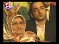 ben, b�yle olmamal?yd?m 
?smini duyunca, boynum d�?meliydi omzuma. 
?�ime bir ate? d�?meliydi 
ayaklar?m?n feri kesilmeliydi. 
kendimden ge�meliydim sonra... 
ad?n? say?klamal?yd?m, ad?m? unuttu?umda 
ama bunu kimse duymamal?yd?, 
seni, mah?ere kadar saklamal?yd?m. 
ben b�yle olmamal?yd?m 
nisan ak?amlar?n? ?slat?rken ya?mur 
bahar, ?ark?lar?n? s�ylerken karanl??a 
�alan her kap?ya `sensin` diye ko?mal?yd?m. 
ayak sesleri gelmeliydi uzaktan 
ben hep sana yormal?yd?m. 
gece y?ld?zlar?n? serpince g�re 
seni g�rmek i�in uyumal?yd?m. 
?ark?lar kime s�ylenirse s�ylensin 
sana diye dinlemeliydim. 
t�rk�ler dolmal?yd? odama, 
ben bir selvi boylu y�rdan ayr?ld?m deyince bir ses 
selvi boylu y�r sen olmal?yd?n 
k�m�r g�zl�m ate?ine d�?eli 
senin i�in s�ylenmi? s�z olmal?yd?. 
bir mey yoklu?una a?lamal?yd? delice 
bir keman, incecik �??l?k olmal?yd? 
ama bunu kimse bilmemeliydi, 
seni mah?ere kadar saklamal?yd?m. 
b�yle olmamal?yd?m, 
kelimeler taif'i ta??y?nca kulaklar?ma 
daha y�z�me �arpmadan taif r�zgar?, 
ta?lar?n izi �?kmal?yd? y�z�mde. 
uhud an?l?rken, di?lerine s?z? d�?meliydi. 
haremde bir ikindi vakti 
kem g�zler �evrilince sana 
ve vefas?z eller uzan?nca yakana 
?�im daralmal?, nefesim kesilmeliydi. 
sen �telere haz?rlan?rken, 
�teler senin i�in s�slenirken, 
son kez bakt???n pencerede hayal edip seni, 
perdenin son kez kapanmas? gibi, 
kapanmal?yd? g�zlerim. 
sonra i�ime do?ru gerilip, 
seni bize lutfedenin ismini hayk?r?p, 
'allah(c.c.) ' deyip, 
d�?meliydim yere. 
ama bunu kimse bilmemeliydi. 
seni mah?ere kadar saklam?yd?m. 
ve mah?er g�n�... 
uzaktan seni seyretsem. 
sana yak?n olmak i�in can atsam. 
beni engelleseler, 
'sen kim yak?nl?k kim? ' deseler. 
ben a?lamaktan konu?amasam. 
g�zlerini �evirsen bana. 
'benim cennetim bana bakan g�zlerindir.' 
ve tebess�m etsen. 
ama bunu kimse g�rmese, 
seni ebede kadar saklasam.