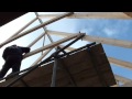 Bouwval krijgt volledige nieuwe dakconstructie, hier bovenin de nok aan het werk, de dakspanten worden vastgezet met bouten.