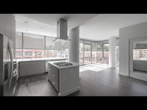 Tour a 2-bedroom plus den, 2-bath in an exciting River North location Tour a 2-bedroom plus den, 2-bath in an exciting River North location