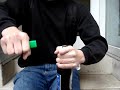Fishi �ffnet eine Flasche mit dem Feuerzeug