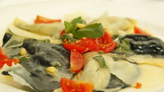 Gelb-schwarze gefüllte Ravioli mit Steinpilzen und Garnelen an Salbeisoße