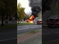 Brennendes Abfallsammelfahrzeug