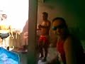 Frango raberando na piscina