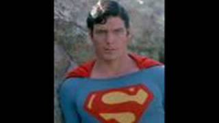 O Anti-herói-De Super-homem passando por Batman chegando em Júlia.