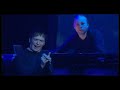 i muvrini: ''�n ti ne scurd�'' 
i muvrini ao vivo em concerto em le forest national (bruxelas), no d�a 10 de dezembro de 2005.

live at the le forest national, in brussels, on 10 december 2005.


�n ti ne scurd�

� s'� t� voli
t� voli and�

u mio battellu
� navic�

stasera voca
p� issi quall�

porta l'amore
� lu camp�

salutami li nostri
ch� s� da mare in d�

� tutti l'altri
�n ti ne scurd�

vai
� �n ti scurd�
� �n ti scurd�
di u to vult�
vai
�n ti ne scurd�
�n ti ne scurd� ...


ghjuvan francescu bernardini