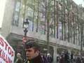 Porteur de Flamme.. incongru sur les Champs-Elysées à Paris