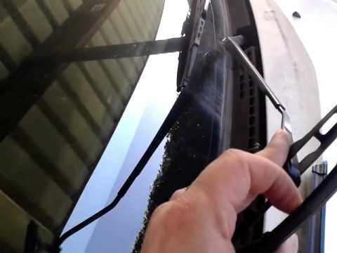 Removing my stock windshield wipers on Pontiac Vibe 2004
