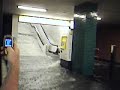 apr�s une matin�e encore et toujours trop chaude, je prends le m�tro pour une visite de ma mie aim�e, ma mari�e, ma marie (elle s'appelle waltraud) � l'h�pital (charit� campus benjamin franklin � berlin-steglitz). et voil�-ti pas que j'enregistre �a! 
petit d�luge m�tropolitain...

nach einem wieder mal und immer noch zu hei�en vormittag nehme ich nach der s-bahn die u9 um meine traute mir anver- und -getraute traute im ccbb (siehe im frz. text!) zu besuchen, da l�uft ein wenig wasser die treppe runter bei der station 