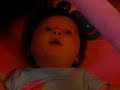 alana qui parle a sa panthere en peluche