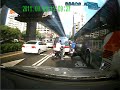 0909下午3:09前往客戶談事情,在敦化南路撞上了一位騎腳踏車闖紅燈的學生(3:45處)當時我方道路號誌燈已經亮綠燈很久,所以我車子在未超速情況下正常行駛,怎知這位學生在車縫中突然闖出,由於這位學生橫闖時,我剛好被一台小貨車遮住視線,發現身影時已來不及煞車,幸好這位學生只受了點輕傷,但我的車左側被刮傷還有碰撞凹陷,