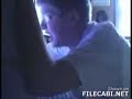 Junge flippt aus beim Zocke