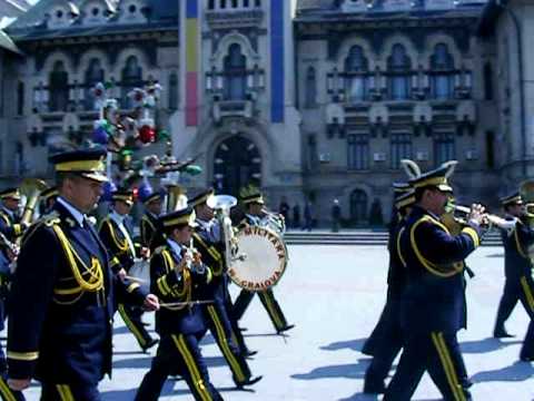 ovidiuseugen - Muzica Militară a Garnizoanei Craiova a asigurat fondul sonor pe toată durata ceremoniei de cinstire a veteranilor craioveni, muzicanţii părăsind în pas de d...