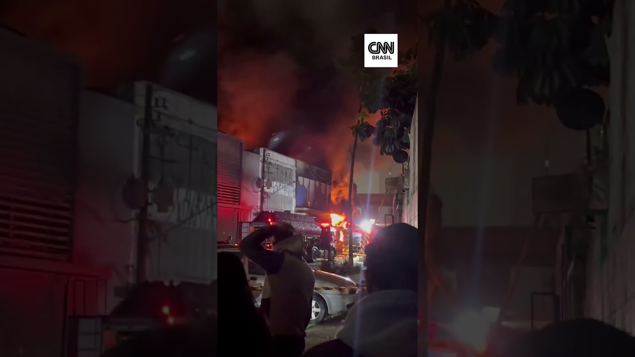 Incêndio toma conta de prédio comercial em SP e bombeiros tentam controlar | CNN Brasil