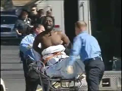 50 policiers contre 1 seule homme