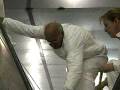 videos de Orion Air Force crew prepares Crew Module flight test vehicle for painting.