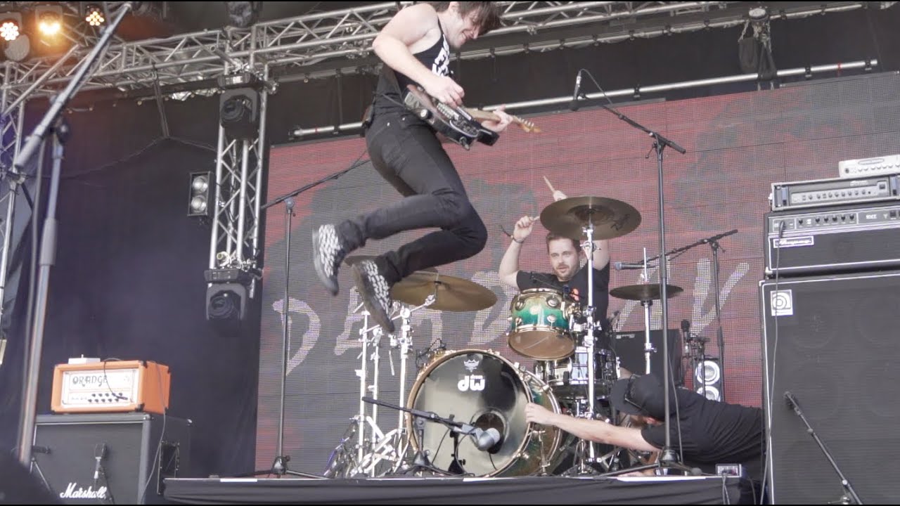 Dead Favours - Noise Beers (Official Video)