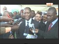 Le chef de l'Etat, Alassane Ouattara, a inauguré hier à Bouaké une usine de transformation de cajou présentée comme la plus grande au monde en ce moment. Visite mémorable que celle effectuée par le chef de l'Etat, hier, à Bouaké. Après l'accueil populaire auquel il a eu droit à l'aéroport, Alassane Ouattara a procédé, dans la cité du Gbêkè, à l'inauguration de la plus grande usine au monde de transformation de noix de cajou. Un investissement de 17 milliards du groupe Olam, à en croire le président directeur général (Pdg) Sunny Verghese avec une capacité de production annuelle estimée à 30.000 tonnes de noix brutes par an. Cette usine, selon lui, va offrir 2400 emplois et a été construite en deux ans. « Olam représente le leader du groupe agro-alimentaire. C'est une usine moderne avec des emplois qualifiés à long terme. Après Bouaké, nous allons construire d'autres usines : une à Korhogo et une autre à Bondoukou. Ces deux usines vont créer 4000 emplois supplémentaires », a promis Sunny Verghese.