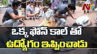 Sonu Sood Helps Jobless Person in Pandemic Situation l Fan Touching Sonu Sood’s Feet