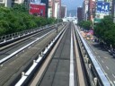 捷運向前行駛中