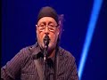 TU PEUX FRAPPER À MA PORTEPremier DVD de Patrick Norman Malgré 37 ans de carrière bien sonnés, Patrick Norman n'avait pas encore eu l'occasion d'enregistrer un DVD. C'est maintenant chose faite. Et quand on connaît l'artiste, on ne s'étonne pas que le contenu de ce DVD soit à son image: convivial, authentique et généreux.La pièce de résistance du DVD Tu peux frapper à ma porte est un spectacle enregistré à l'automne 2006 à la salle Jean-Louis-Millette du Théâtre de la Ville à Longueuil. Lucille, Mon cœur est à toi, Crois en l'amour, La guitare de Jérémie, Elle s'en va et Quand on est en amour ne sont que quelques-unes des 18 chansons intemporelles que Patrick Norman y interprète en version acoustique, dans une atmosphère intimiste, accompagné du multi-instrumentiste de talent Jean-Guy Grenier. Ce spectacle permet aussi d'entendre une nouvelle pièce qui a donné son titre au DVD, Tu peux frapper à ma porte. Cette chanson a suscité un tel engouement en spectacle que Patrick Norman a décidé de l'enregistrer en studio avec des musiciens et d'en faire un extrait radio. Les à-côtés En prime, le DVD contient six demandes spéciales du public interprétées lors du même spectacle, dont Quand le blé sera levé et Papillon. Parmi les autres à-côtés offerts dans le DVD, Patrick Norman nous fait entrer dans son intimité en chantant avec des membres de sa famille. Il propose une version pleine de sensibilité de Father & Son de Cat Stevens, qu'il interprète avec ses filles, Debbie et Isabel. Il chante également la pièce préférée de son défunt père, Back Home Again de John Denver, avec sa sœur Sylvie et ses frères Raymond et Normand. Même maman Marguerite ajoute son grain de sel! Dans une autre capsule, Patrick Norman fait un détour à Berthier-sur-Mer pour visiter l'atelier où l'on fabrique les réputées guitares Boucher, qu'il utilise sur scène. Il s'entretient avec Robin Boucher et le luthier Claude Boucher, qui nous expliquent les grandes étapes de fabrication de leurs guitares. Enfin, Patrick réalise une entrevue amicale avec Robert Laurin, complice de longue date qui a signé plusieurs chansons pour l'artiste dont Quand on est amour, son plus grand succès.http://www.archambault.ca/store/Product.asp?mscssid=&sku=001940612&type=2