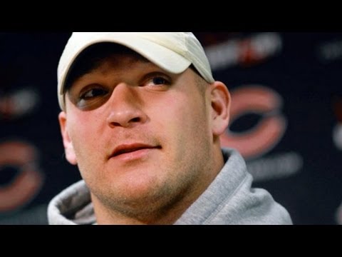 ChicagoTribune - Chicago Tribune reporter Jenniffer Weigel hits the street to find out what Chicagoans think of former Bears player Brian Urlacher's retirement. For more vide...