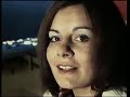 Marianne Rosenberg - Wer Liebe sucht 1969Deutsche Version von 'Stand by your man' gesungen von Tammy Wynette; 1996 neu arrangiert von Heike Makatsch für den Film 'Männerpension'Ist das so schwer, ein kleines Lächelnwenn du fühlst, ein Boy gefällt dir sehrdann ist am Abend, wenn du nach Haus gehstdein Zimmer nicht so kalt und leer.Ist das so schwer, sein Herz zu zeigenein kleines Wort bringt oft viel Glückwas du verschenkt hast an Zärtlichkeitenbekommst du tausendmal zurück.Wer Liebe sucht, der muß auch Liebe gebenmuß manchmal viel verzeihenmuß oft so viel verstehen.Wer Liebe sucht, der muß auch Liebe gebendoch eines wird er nie mehr seinnie mehr allein.Wer Liebe sucht, der muß auch Liebe gebendoch eines wird er nie mehr seinnie mehr allein.