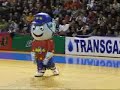 Sport ro VIDEO! Se intampla in Romania! O mascota i a dat un cap in gura arbitrului!