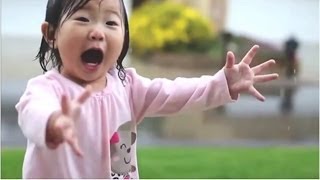 ¿Qué nos puede enseñar sobre la fe una chinita en pijamas que disfruta de la lluvia por primera vez?