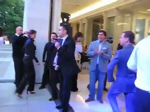 Het originele filmpje dat opdook waarin Medvedev danst