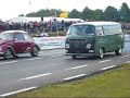course d'acceleration � l'european bugin 2007 � chimay entre une cox rouge et un combi bay-window vert.