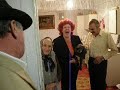 Urare de an nou cu un spaclu si cu un tub din fier in loc de clopotel