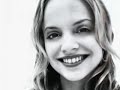 the photos of mena suvari