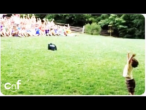 Adorable Toddler Controls 500 Person Crowd | Do the Wave!