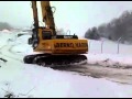 Bagr dostal smyk na ledu