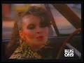 excelente cancion del productor,arreglista y cantante matthew wilder,que sin embargo no igualo el exito de su 