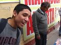 el viejo estafando a la gente con sus libros....