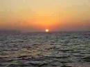 El sol toca el mar.The sun touches the sea.
