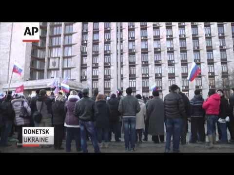 highlight - Hundreds of pro-Ukrainian demonstrators gathered in Crimea to protest against a referendum planned by the regional parliament on leaving Ukraine to join Russ...