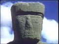 Letra del poema:AYLLUQ RURUNAylluq rurun mizk`i mikhuyweqeq yakunwan qarpasqa,sirk'a yawarwan qespisqa.Qanpin sut'i nanay purin,llaqta aylluq para weqen!.Ay apullay!,.. Pachamamawañuq sonqo rikch'arichiq,Qoyllurpa akchin murk'iriqAtipachiy kay kallpa ñawitawillkasqa sonqo yurinanpaq.Ischhuq schhullan waynakunawayrariqtin ch'usaq tukuq,toqachuq sonqon sipaskunaraurariqtin q'osñi tukuq,qhaswa chawpipi muhuchakuqmukmu t'ika qholla mikhuy.Aylluq rurun wayna, sipas.Maymi waylluq sonqoikichis?Ay urpillay ch'usaq q'esa !qaynamanta wañuyman karqan,mana q'oyti sonqo runakunatarikuspa, llakipi kawsanaypa.Phutiq mukmu, misk'i mikhuypantay ñanpa t'ikrachasqan,q'achu ch'uñuta millakuspa,qholla mut'ita qonqay atiq.Manachu ñawiykita kichariwaqllaqtaq sonqonpi k'anchaspawiñay kusikuy llanllananpaq,Ari,... Cheqaqta chaywanqa,achhanqaraymi suni waytanman,pachak waranqa phanchiyninpimana hayk'aq yawarta waqaspa.Aylluq rurun mizk'i mikhuy!..***********Es un breve  poema  que se maravilla del gran misterio  que es la vida y su reverencia por ella; enteramente en quechua leido por el autor, a lo mejor debiera adjuntar el texto.Lo grave años atras mientras haciamos un ensayo y tratamos de familiarizarnos con el microfono, Años despues el autor hizo un compendio de poemas en CD igualmente beelos y de muy riquisimo lexico.Declamado por su autor, alla por 1993El compositor es natural de un bello paraje verde, Chinchaipujio-Qosqo, con una asombroso dominio del idioma quechua y sensibilidad incomparable.La musica es del flolklorista boliviano radicado en U.S.A Gonzalo Vargas natural de Tapacari, Cochabamba, creo que de la poblacion de Inkuyo. La musica de este nuestro compatriota fue empleado como tema de fondo años atras en el film 