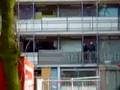 Agent moet bukken van fotograaf bij inval arrestatieteam