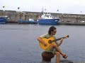 er paquillo grab�ndome mientras esper�bamos el barco