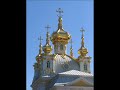 Михаил Круг - Купола, Krug, Kupola Дом казённый предо мной Да тюрьма центральная. Не копейки за душой Да дорога дальняя. Над обрывом пал туман, Кони ход прибавили, Я б махнул сейчас стакан, Если б мне поставили. Ночью в церкви ни души, Волки в поле воют, А под расстрельную статью Ямы быстро роют. Что же не хватало мне, Всё теперь на месте, Был туз бубновый на спине, А стал в ногах туз крести. Золотые купола Душу мою радуют, А то не дождь, а то не дождь - Слёзы с неба капают, Золотые купола На груди наколоты, Только синие они И ни крапа золота. И ни крапа золота. Над обрывом на краю Сердце дрожь охватит, Жизнь босяцкую мою Кто переиначит? Кто стакан мне поднесёт, Кто свечу погасит, Кто простит и кто поймёт И кто по мне заплачет. Золотые купола Душу мою радуют, А то не дождь, а то не дождь - Слёзы с неба капают, Золотые купола На груди наколоты, Только синие они И ни крапа золота. И ни крапа золота. Золотые купола Душу мою радуют, А то не дождь, а то не дождь - Слёзы с неба капают, Золотые купола На груди наколоты, Только синие они И ни крапа золота. И ни крапа золота.