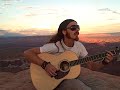 l'ispirazione musicale in canyonland national park, utah, stati uniti.
e' stato gratificante e coinvolgente suonare la mia larry (larrivee la stessa marca usata da raul midon) in uno scenario cos� suggestivo.
il deserto rosso, il panorama mozzafiato incorniciati da un cielo surreale.

notions:

raul midon plays the l-05 with the cutaway (lv-05) or c-09 flat-top sports an onboard b-band a6 preamp and dual-pickup system.
my guitar is a model l-03re!

raul mid�n (born march 14, 1966) is an american singer-songwriter and guitarist from new mexico, based in new york city. he combines his distinct voice, strumming, beats, and a cappella sounds to create a one-man performance. his unique style shows influence of virtually every musical genre which came before him, including jazz, blues, r&b, and folk.

canyonlands national park is located in the american state of utah, near city of moab and preserves a colorful landscape eroded into countless canyons, mesas and buttes by the colorado river and its tributaries. the rivers divide the park into four districts: the island in the sky, the needles, the maze and the rivers themselves. while these areas share a primitive desert atmosphere, each retains its own character.[1] the park covers 527.5 mi� (1,366 km�). canyons are carved into the colorado plateau by the colorado river and green river.

a subsiding basin and nearby uplifting mountain range (the uncompahgre) existed in the area in pennsylvanian time. seawater trapped in the subsiding basin created thick evaporite deposits by mid pennsylvanian. this, along with eroded material from the nearby mountain range, become the paradox formation, itself a part of the hermosa group. paradox salt beds started to flow later in the pennsylvanian and probably continued to move until the end of the jurassic.[8] some scientists believe upheaval dome was created from paradox salt bed movement, creating a salt dome, but more modern studies show that the meteorite theory is more likely to be correct.

a warm shallow sea again flooded the region near the end of the pennsylvanian. fossil-rich limestones, sandstones, and shales of the gray-colored honaker trail formation resulted. a period of erosion then ensued, creating a break in the geologic record called an unconformity. early in the permian an advancing sea laid down the halgaito shale. coastal lowlands later returned to the area, forming the elephant canyon formation.

large alluvial fans filled the basin where it met the uncompahgre mountains, creating the cutler red beds of iron-rich arkose sandstone. underwater sand bars and sand dunes on the coast inter-fingered with the red beds and later became the white-colored cliff-forming cedar mesa sandstone. brightly-colored oxidized muds were then deposited, forming the organ rock shale. coastal sand dunes and marine sand bars once again became dominate, creating the white rim sandstone.

a second unconformity was created after the permian sea retreated. flood plains on an expansive lowland covered the eroded surface and mud built up in tidal flats, creating the moenkopi formation. erosion returned, forming a third unconformity. the chinle formation was then laid down on top of this eroded surface.

increasingly dry climates dominated the triassic. therefore, sand in the form of sand dunes invaded and became the wingate sandstone. for a time climatic conditions became wetter and streams cut channels through the sand dunes, forming the kayenta formation. arid conditions returned to the region with a vengeance; a large desert spread over much of western north america and later became the navajo sandstone. a fourth unconformity was created by a period of erosion.

mud flats returned, forming the carmel formation and the entrada sandstone was laid down next. a long period of erosion stripped away most of the san rafael group in the area along with any formations that may have been laid down in the cretaceous period.

the laramide orogeny started to uplift the rocky mountains 70 million years ago and with it the canyonlands region. erosion intensified and when the colorado river canyon reached the salt beds of the paradox formation the overlying strata extended toward the river canyon, forming features such as the grabens. increased precipitation during the ice ages of the pleistocene quickened the rate of canyon excavation along with other erosion. similar types of erosion are ongoing, but occur at a slower rate.

emiliano martino
hilary thavis
gaia groove